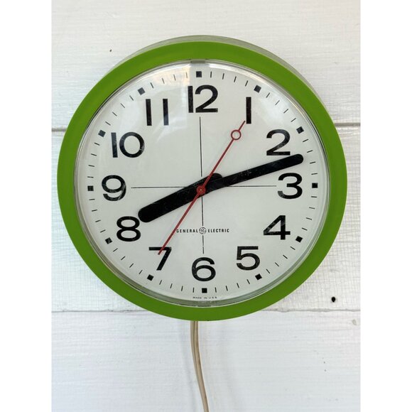 Vintage 70's General Electric Retro Lime Green Wall Clock Model 2174 Works - Picture 9 of 12